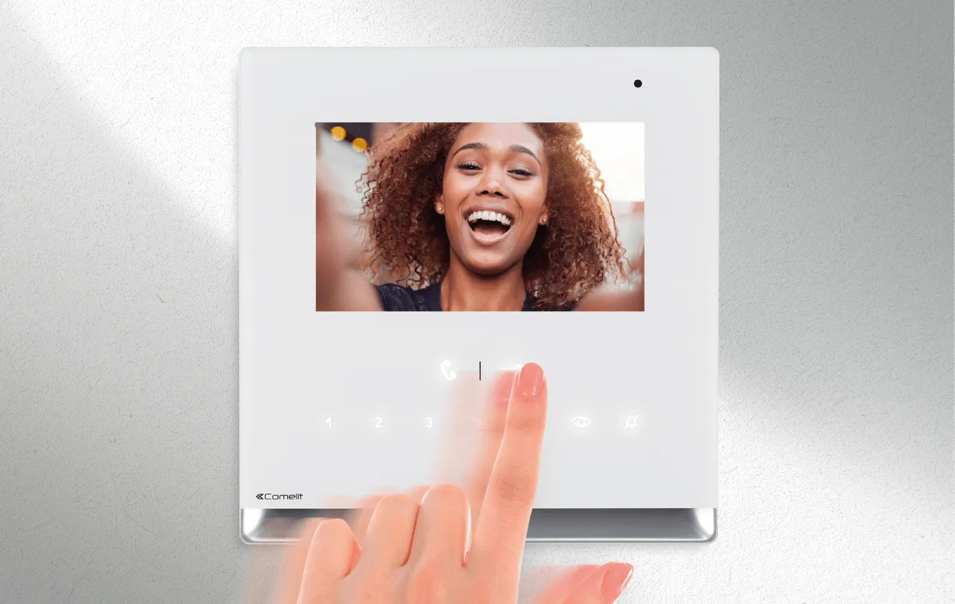 Videocitofono Comelit bianco durante una videochiamata